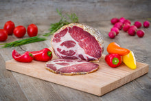 Laden Sie das Bild in den Galerie-Viewer, coppa, salume coppa, coppa stagionata, coppa del trentino, salume tipico trentino, coppa stagionata trentina, coppa del trentino, tagliere trentino, salumi tagliere