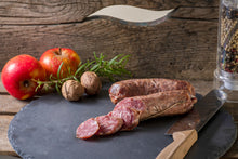 Laden Sie das Bild in den Galerie-Viewer, lucanica di cervo, insaccato di cervo, lucanica di cervo, lucanica cervo trentino, prodotto tipico trentino, lucanica trentino