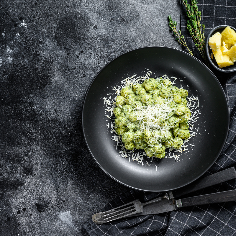 Gnocchi alle ortiche su crema di affogato di Sabbionara e speck croccante